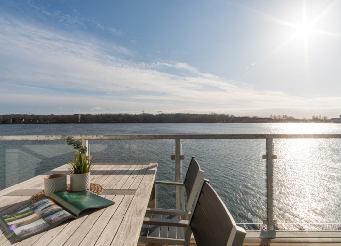 ... sonnigen Balkon ...