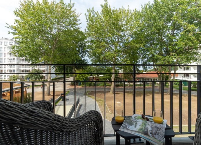 ... gemütlichem Balkon ...