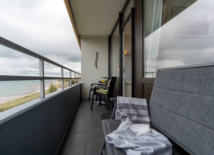 großer Balkon ...