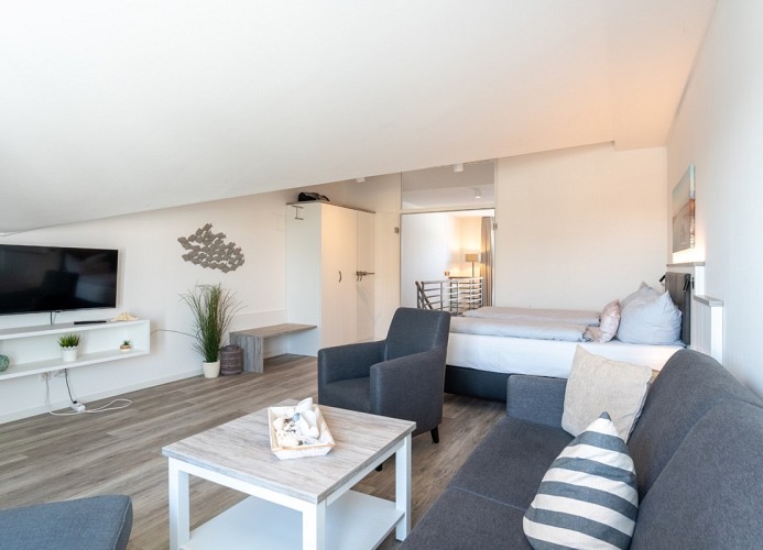 ... Wohn- und Schlafzimmer ...