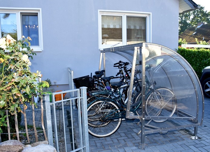 Fahrradabstellplatz am Haus