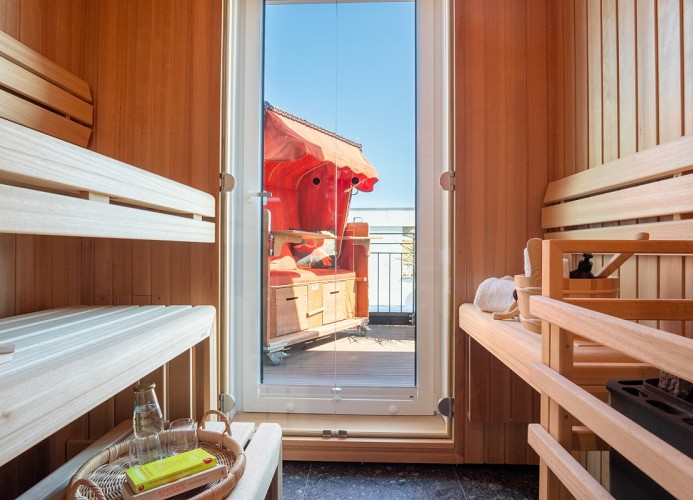 ... mit eigener Sauna ...