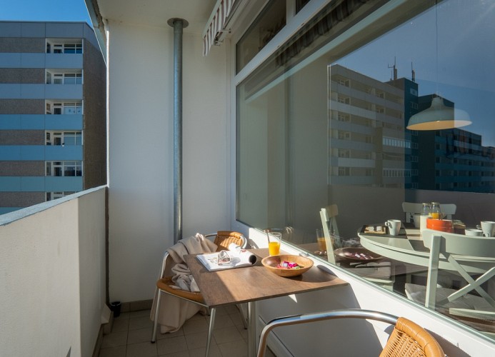 ... sonnigen Balkon mit ...
