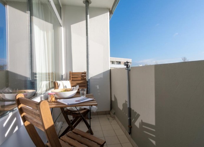 ... sonnigen Balkon ...