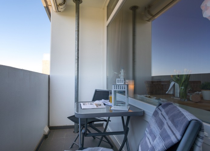... gemütlichem Balkon ...