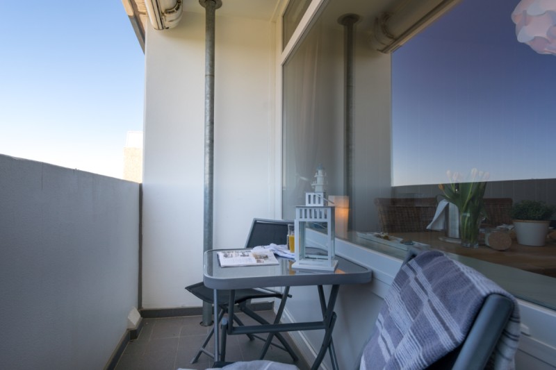 ... gemütlichem Balkon ...
