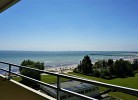Balkon mit seitlichem Meerblick