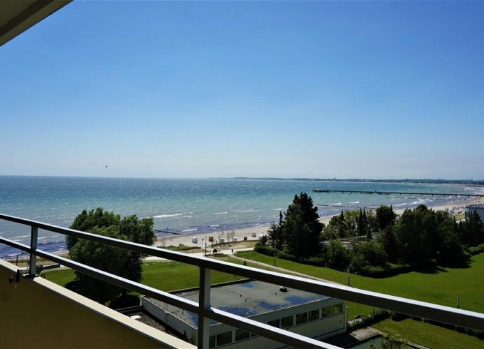 Balkon mit seitlichem Meerblick