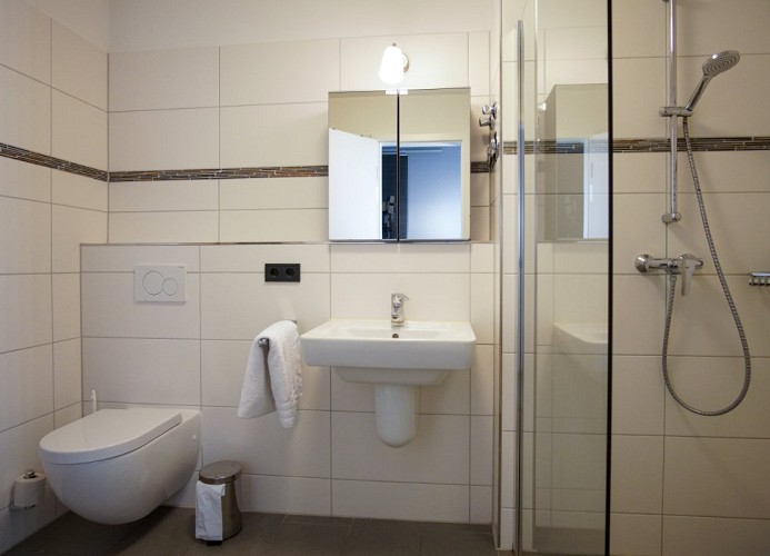 ... im Badezimmer mit ...