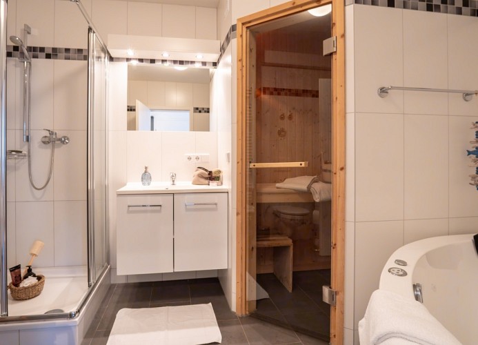 Badezimmer mit Whirlpool ...