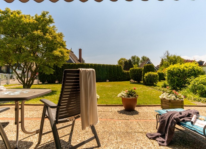 ... sonnigen Terrasse ...