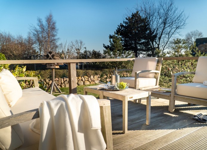 ... mit Loungemöbeln ...