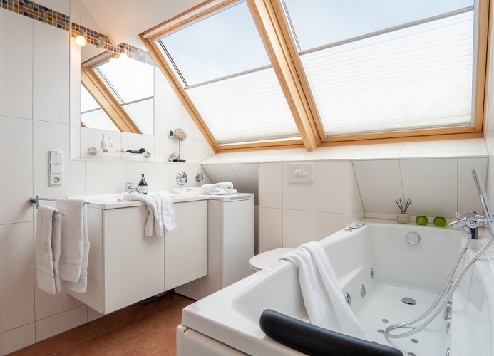 Badezimmer mit Whirlpool ...