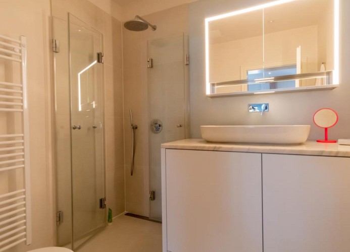 ... und großer Eckdusche