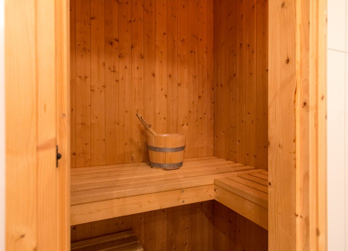 ... eigener Sauna ...
