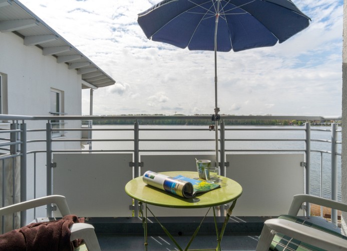 ... sonnigen Balkon ...