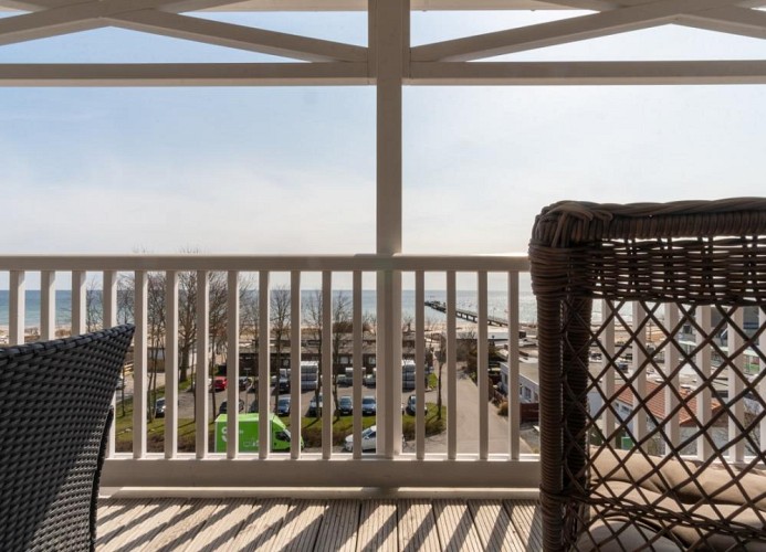 ... sonnigen Balkon ...