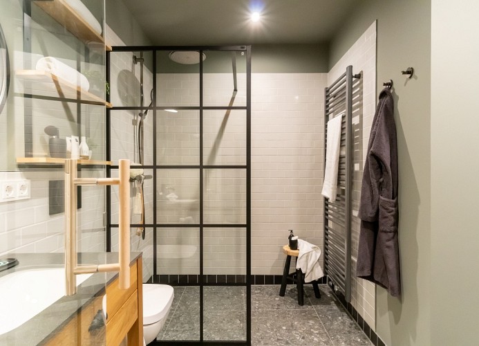 ... einer Walk-In-Dusche ...