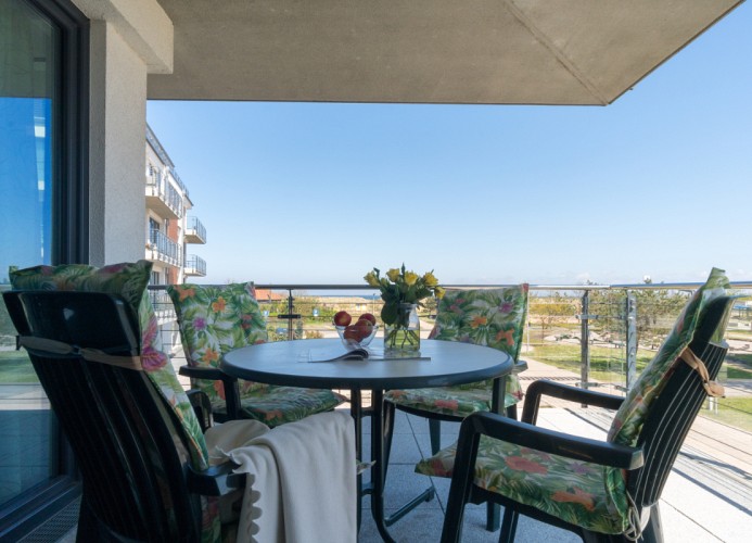 ... großen Eck-Balkon ...