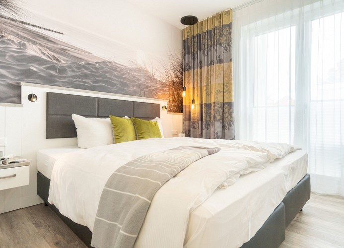 ... einem Doppelbett und ...