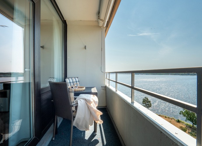 ...sonnigen Balkon mit ...