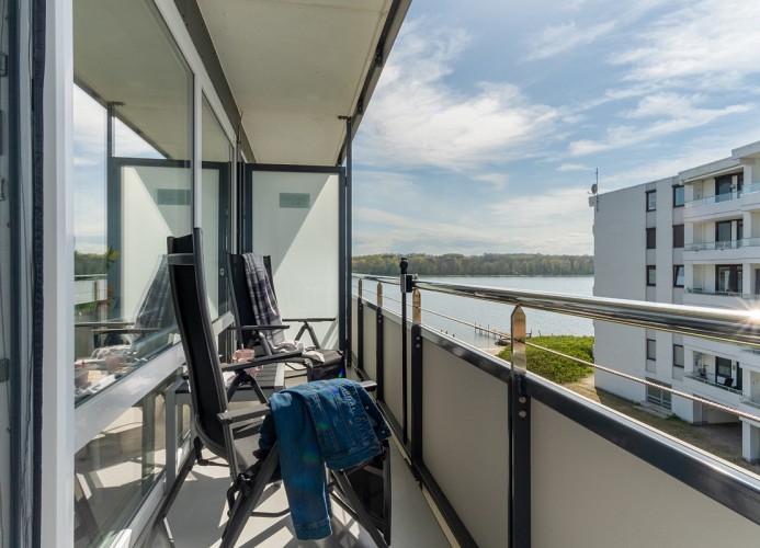großer Eck-Balkon ...