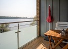 sonniger Balkon mit ...
