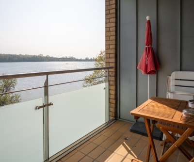 sonniger Balkon mit ...