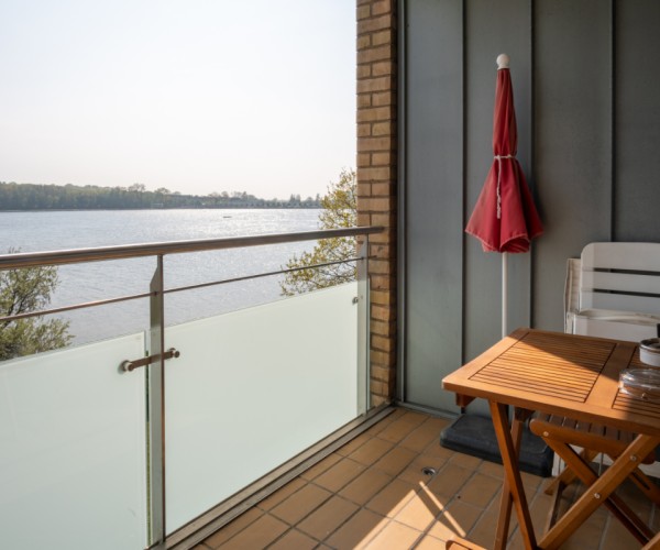 sonniger Balkon mit ...