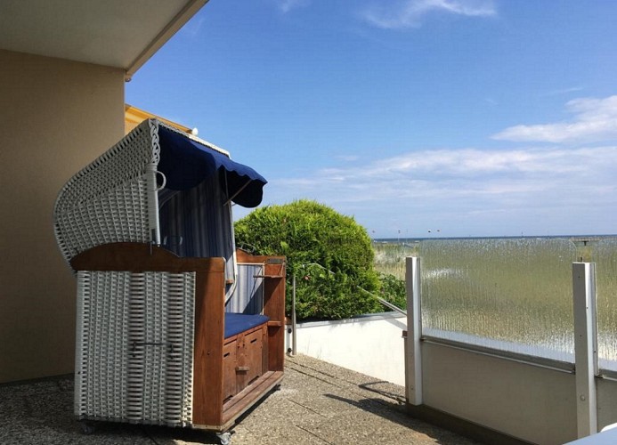 Strandkorb auf der Terrasse