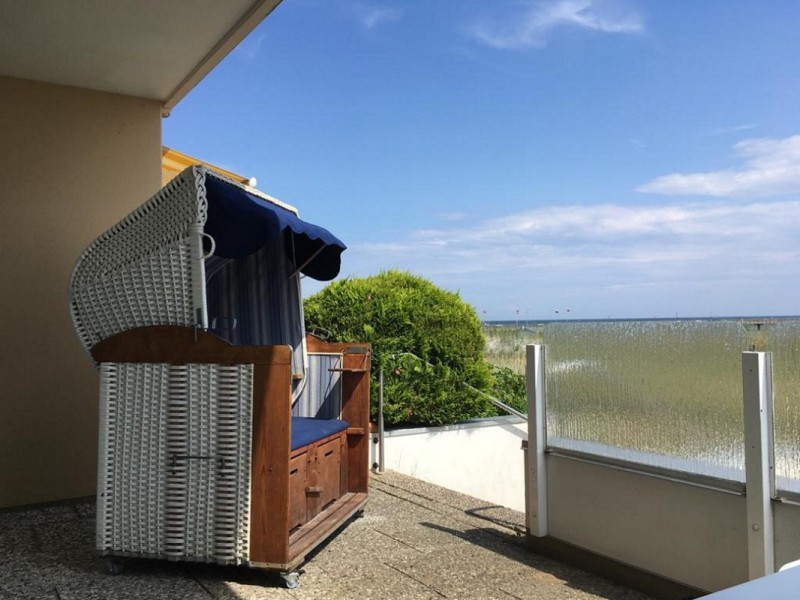 Strandkorb auf der Terrasse