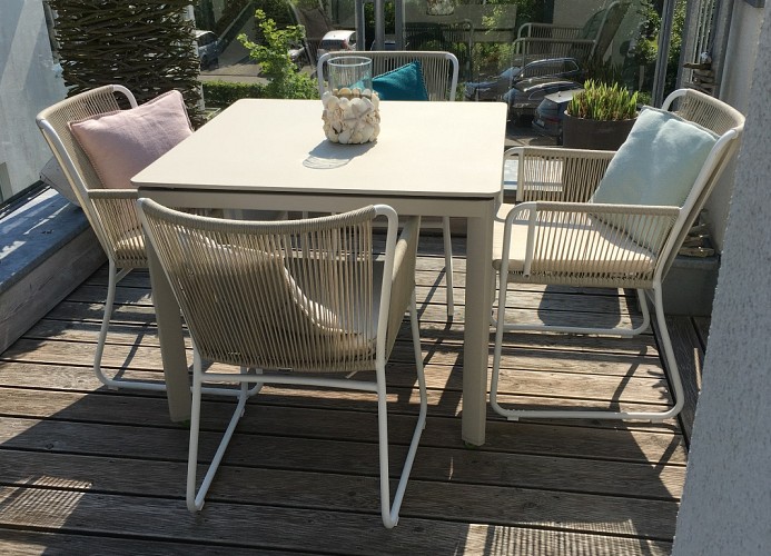 großer Balkon mit ...