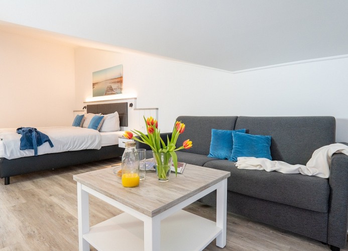 ... mit kleiner Sitzgruppe ...