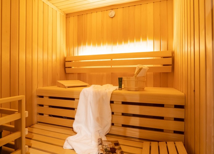 ... eigener Sauna und ...