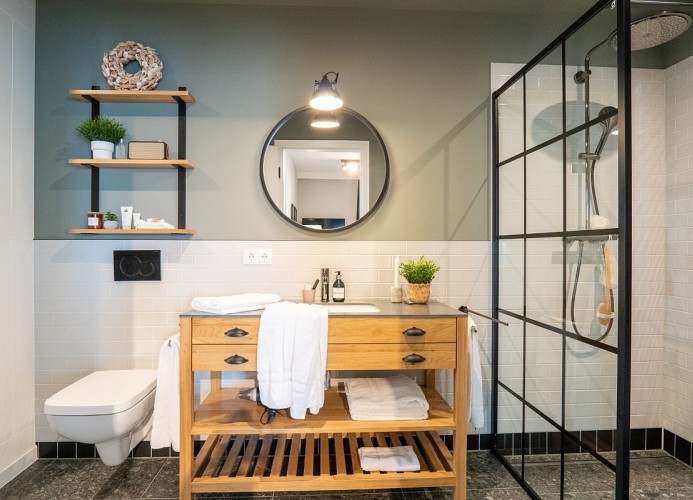 ... und eine Walk-In-Dusche ...