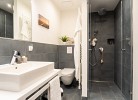 Badezimmer mit Badewanne ...