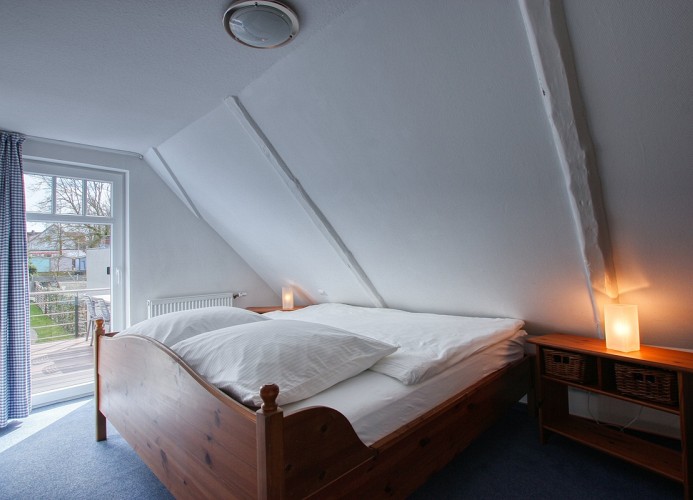 Schlafzimmer mit gemütlichem Doppelbett
