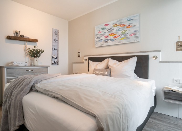 ... Doppelbett und eigenem ...