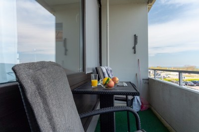 ... gemütlichen Balkon ...