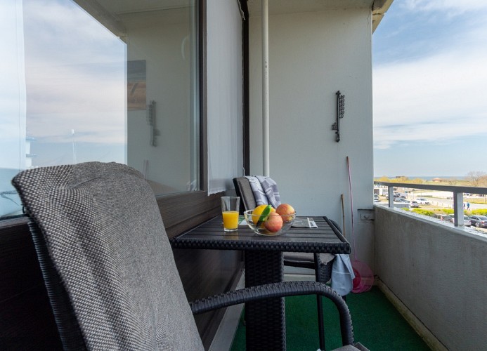 ... gemütlichen Balkon ...