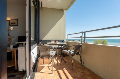 ... sonnigen Balkon mit ...