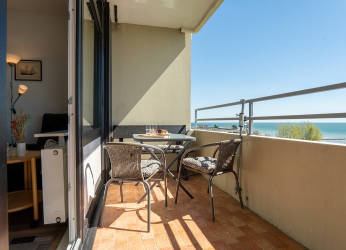 ... sonnigen Balkon mit ...