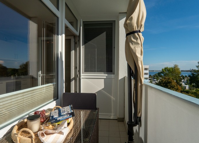 ... sonnigen Balkon ...