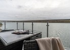 ... großen Eckbalkon ...