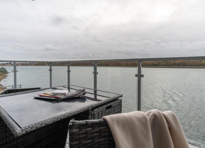 ... großen Eckbalkon ...