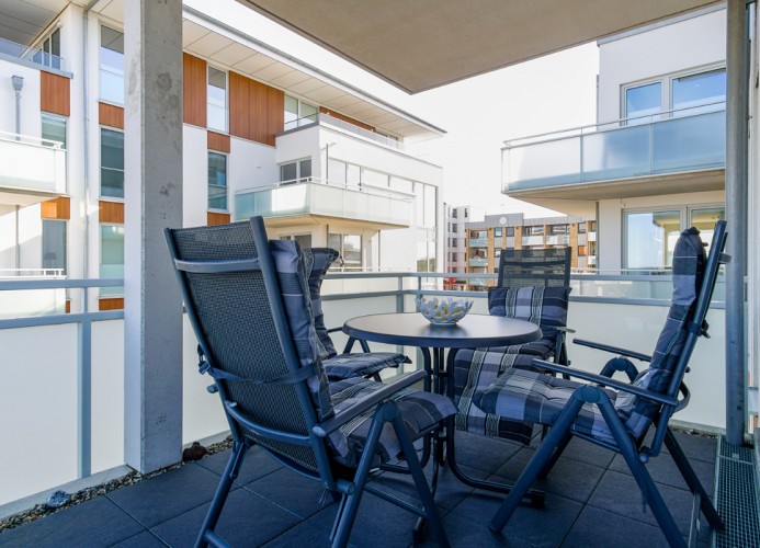 ... zum geschütztem Balkon ...