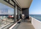 ... sonnigen Eck-Balkon ...