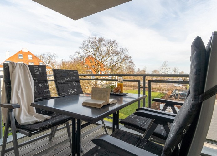 ... zum Balkon