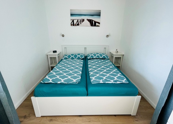 Doppelbett im Schlafraum