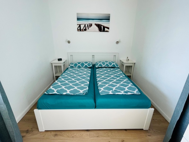 Doppelbett im Schlafraum